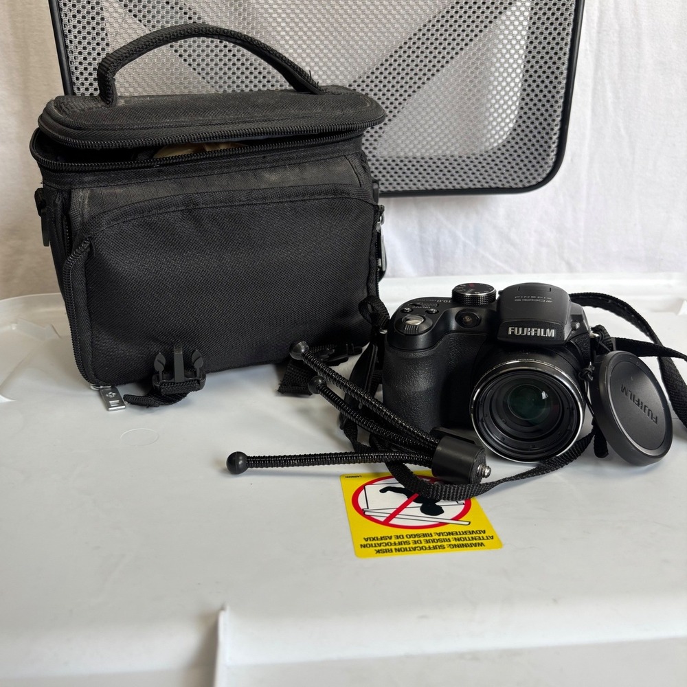 Fujifilm FinePix S1000fd 10.0MP Digital Camera Tested & Working 12x Bundle